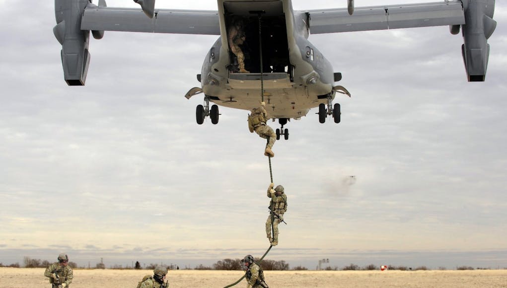 7th_SFG_fast_rope_from_CV-22_Osprey_at_Cannon_AFB