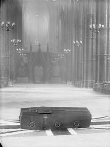 The_Unknown_Warrior_at_Westminster_Abbey,_London,_7_November_1920_Q31518.jpg