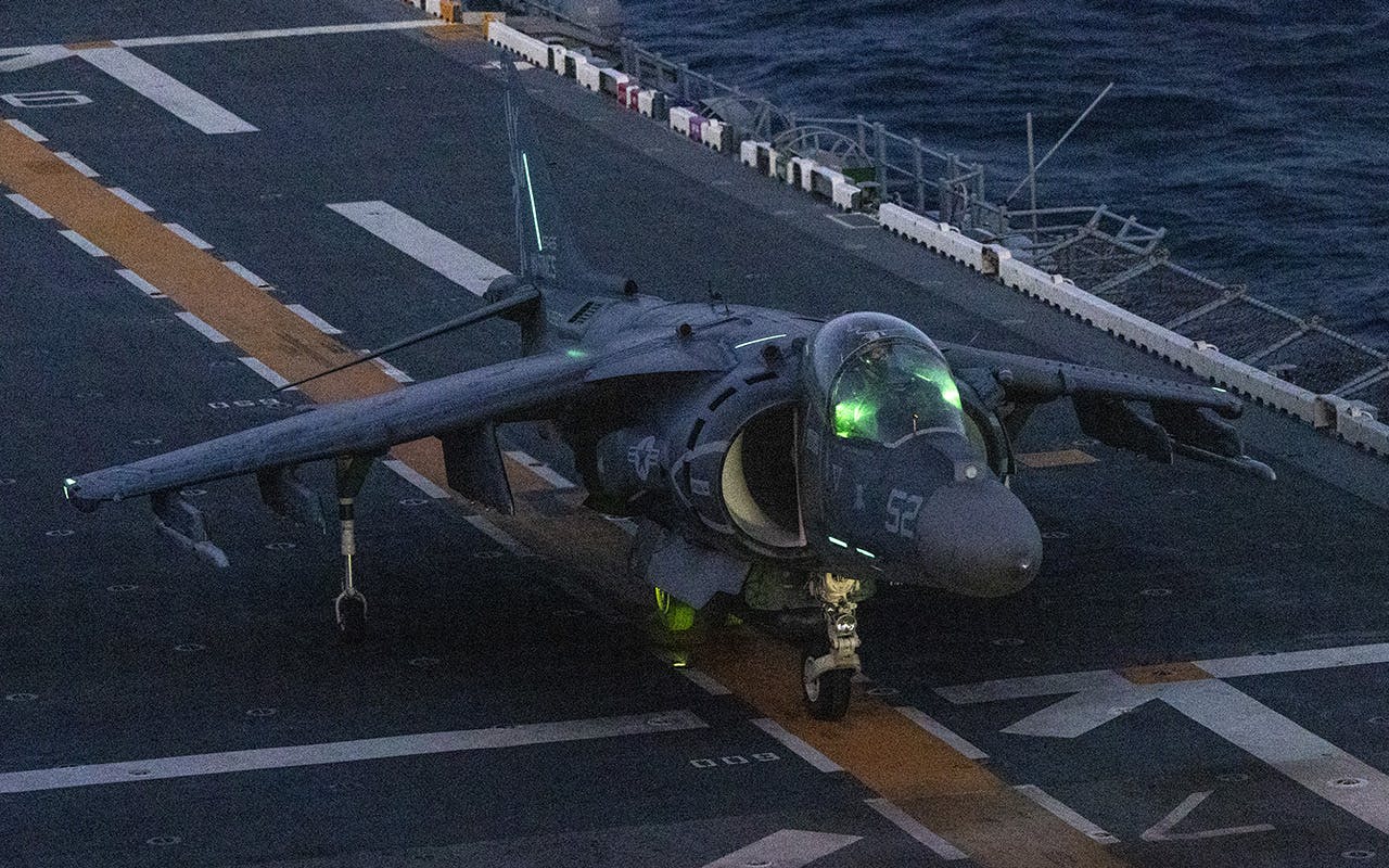 Ein britischer Zerstörer konfrontiert Harrier-Flugzeuge im Mittelmeer