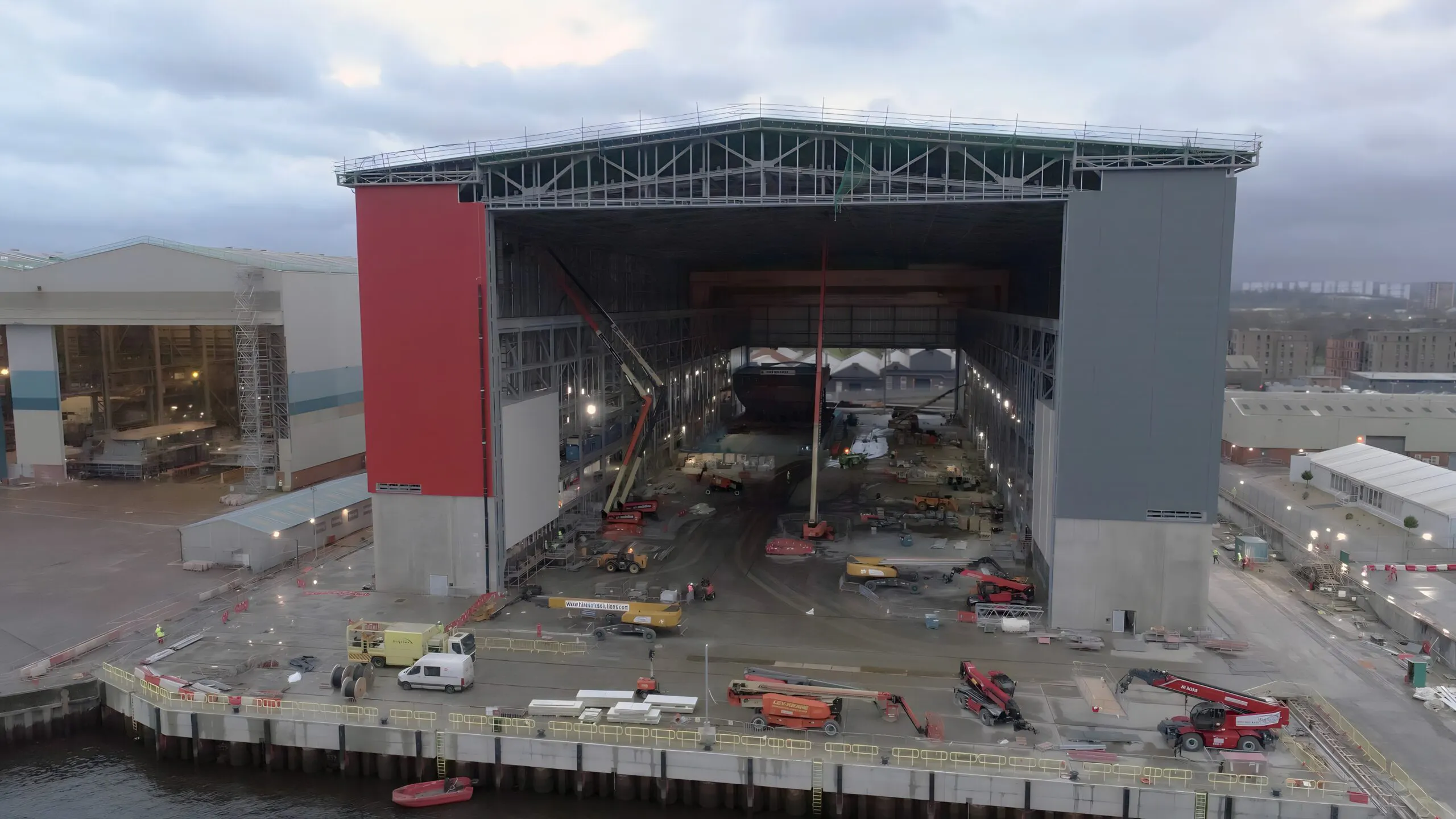 Das Bild zeigt den ersten Rumpf in der neuen Fregattenfabrik in Glasgow