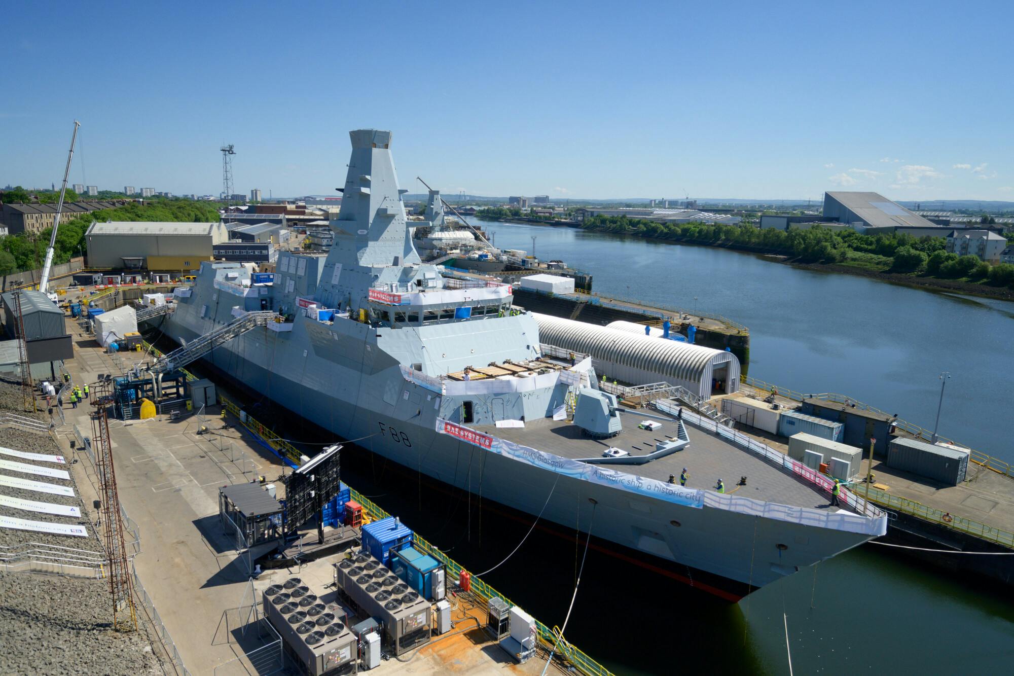 Barrel fitted to new 5-inch gun aboard HMS Glasgow