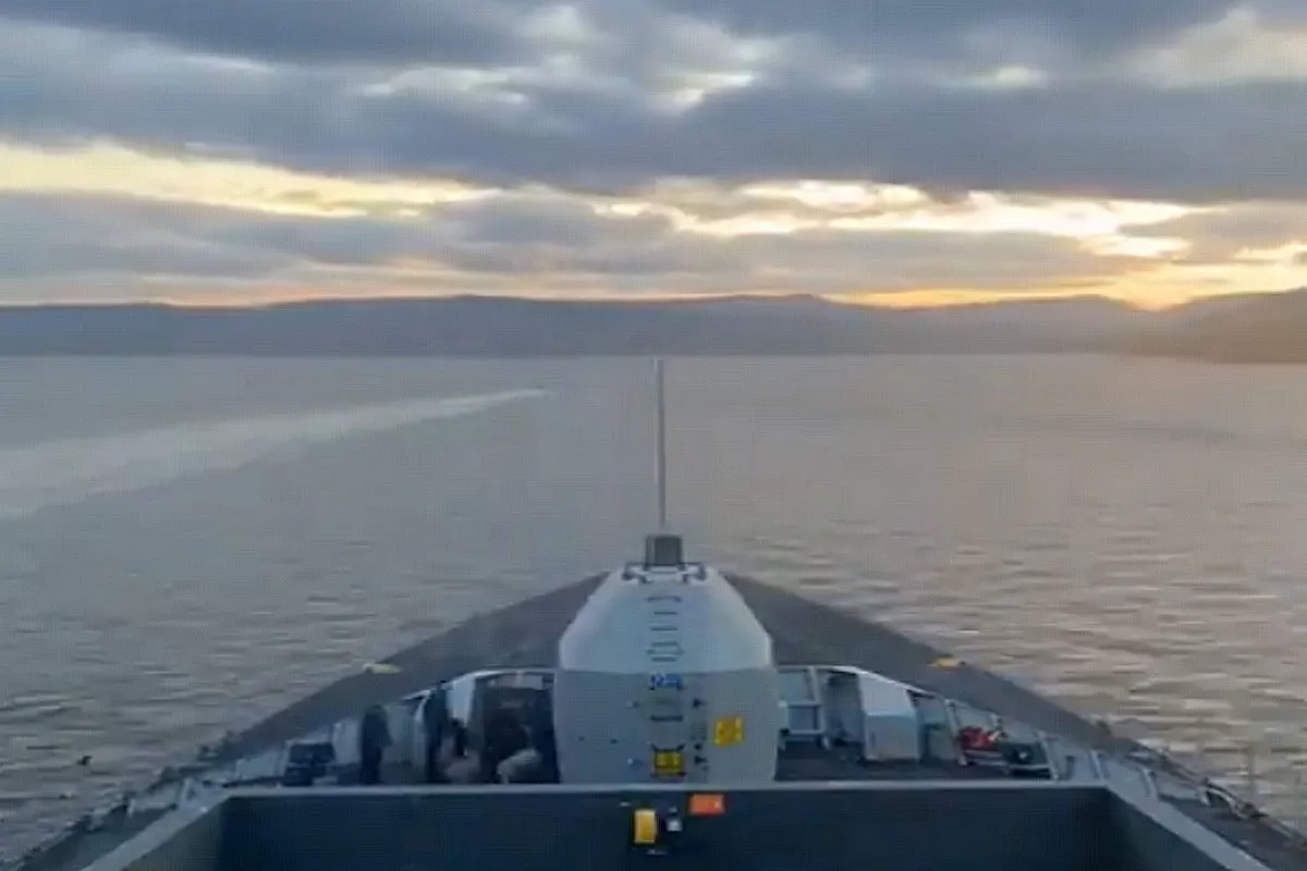 Sehen Sie zu, wie ein britisches Kriegsschiff bei Sonnenuntergang von ...