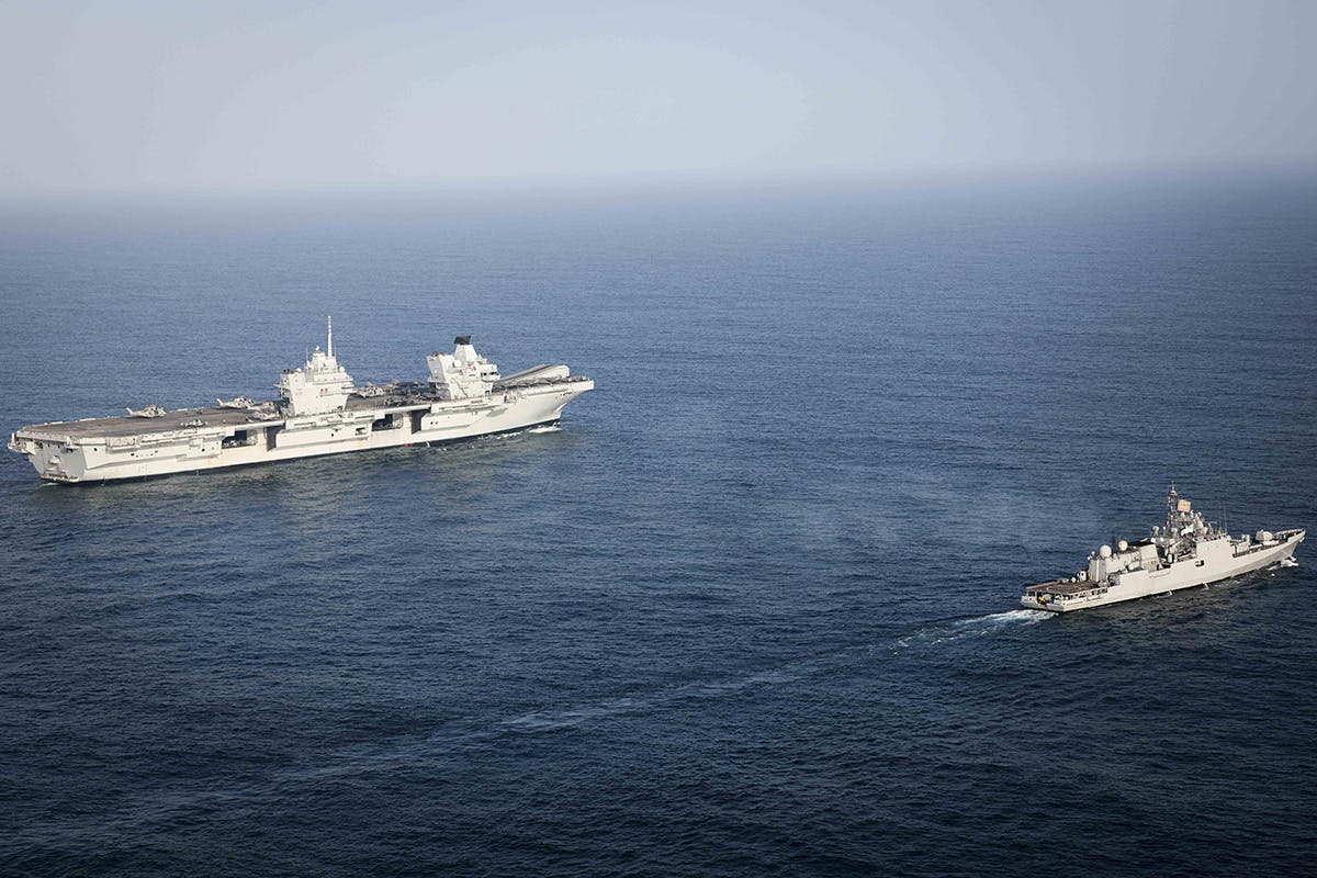 Indisches Kriegsschiff eskortiert britischen Flugzeugträger
