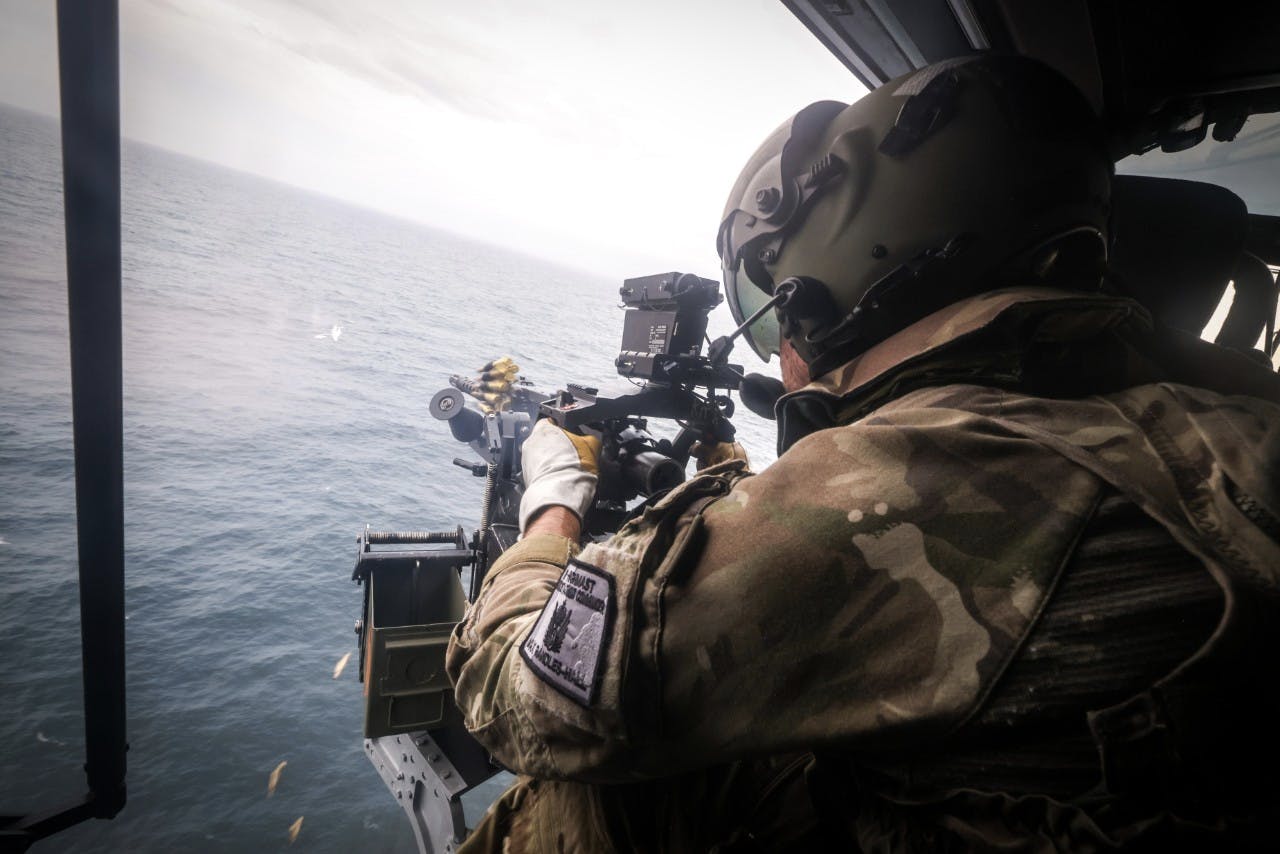 Hubschrauber eines britischen Flugzeugträgers „eröffnet das Feuer“ vor ...