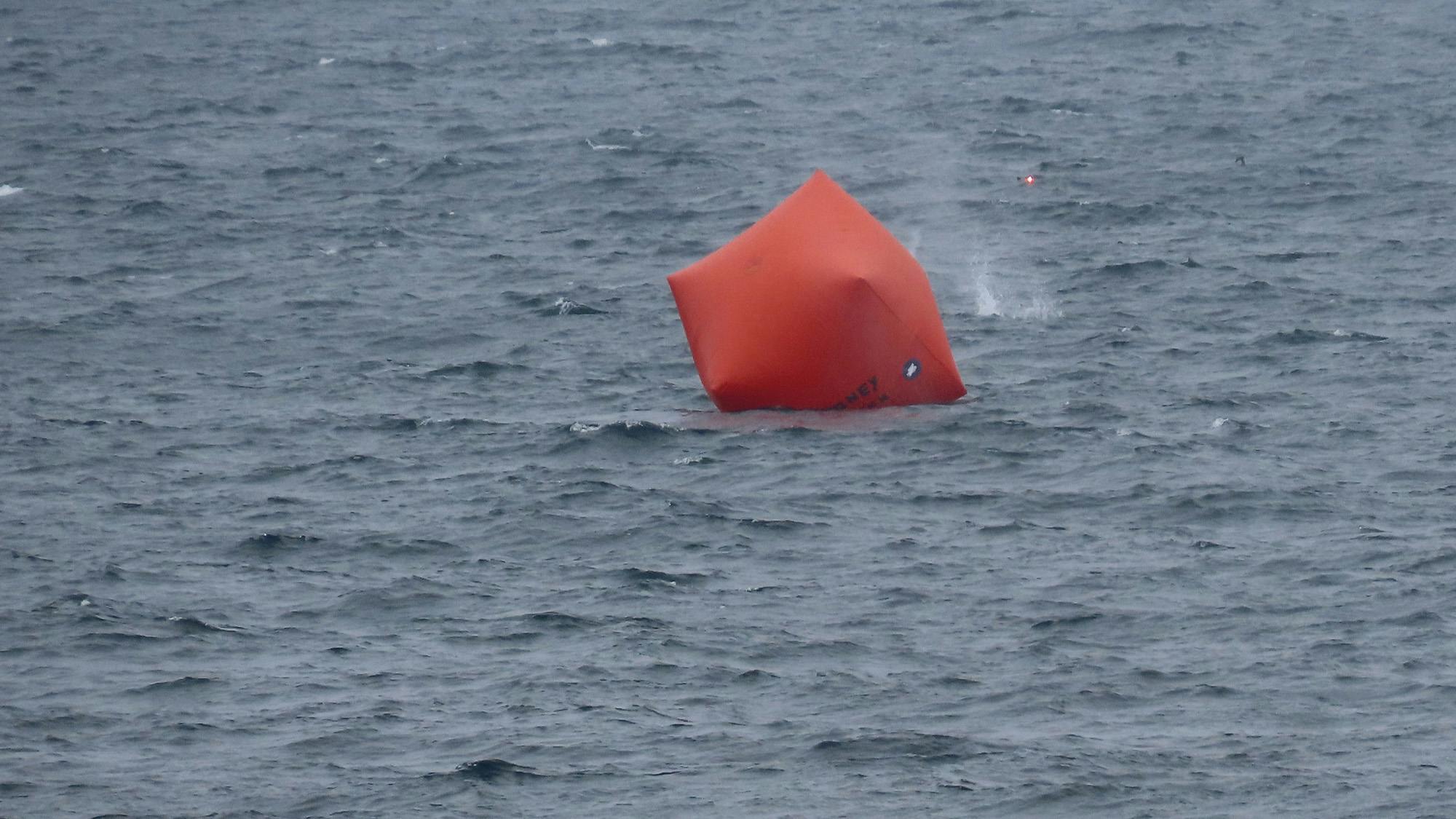 Britischer Flugzeugträger greift „riesige rote Killertomate“ an