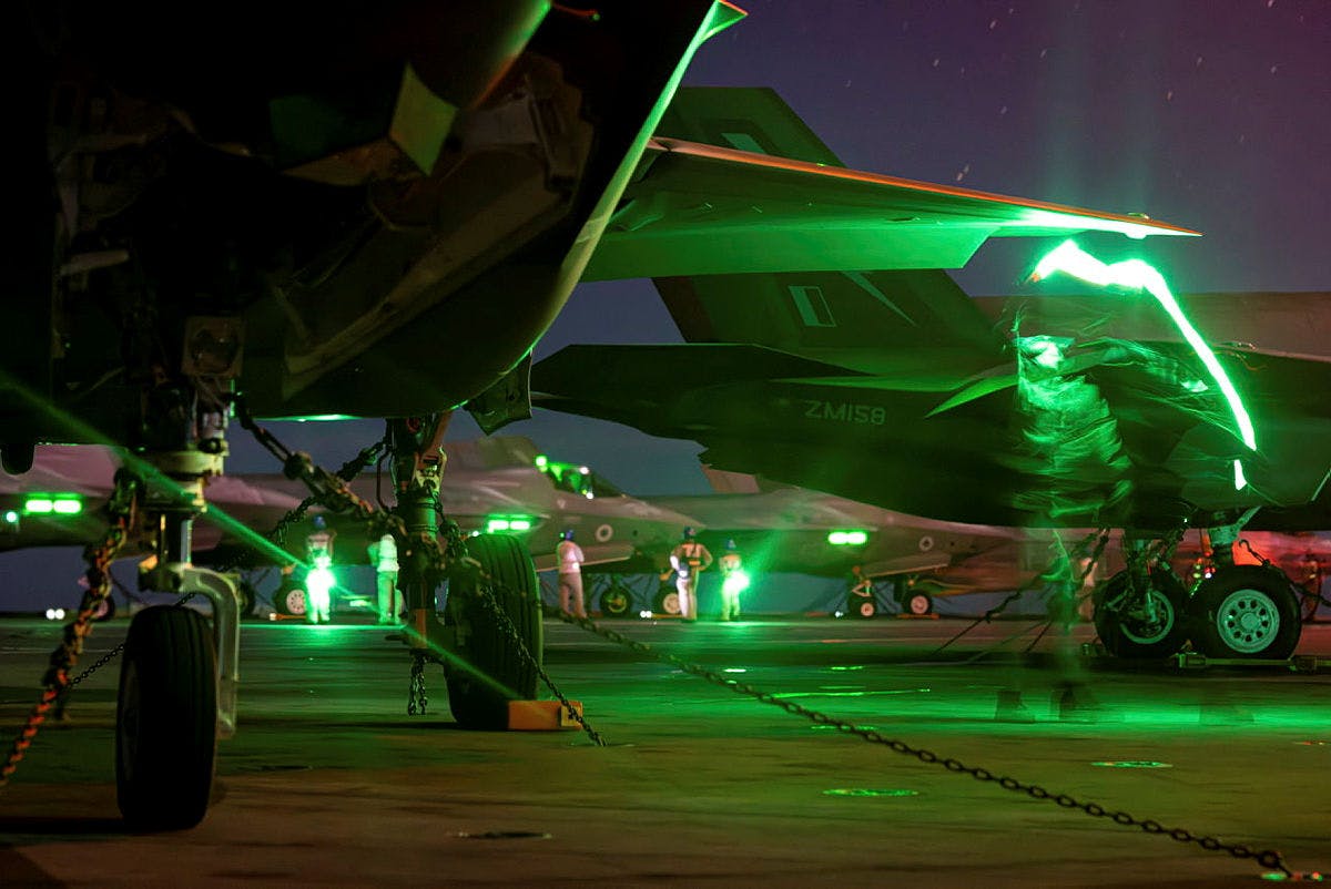 Nachteinsätze auf der HMS Prince of Wales in atemberaubenden Bildern ...