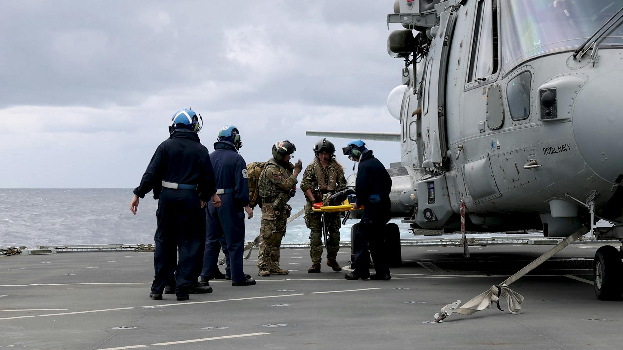 Britischer Zerstörer evakuiert simulierten Verletzten auf Flugzeugträger.