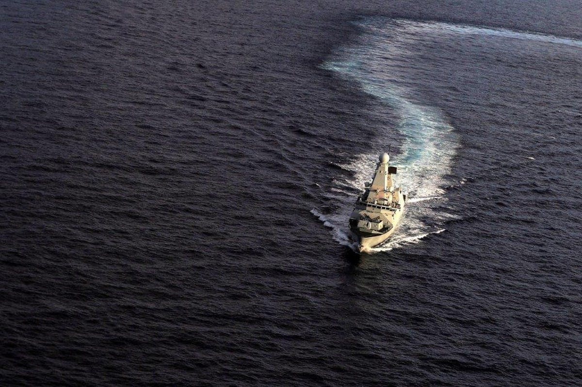 Ein britisches Kriegsschiff segelt, um Raketen und Drohnen über dem Roten Meer abzuwerfen