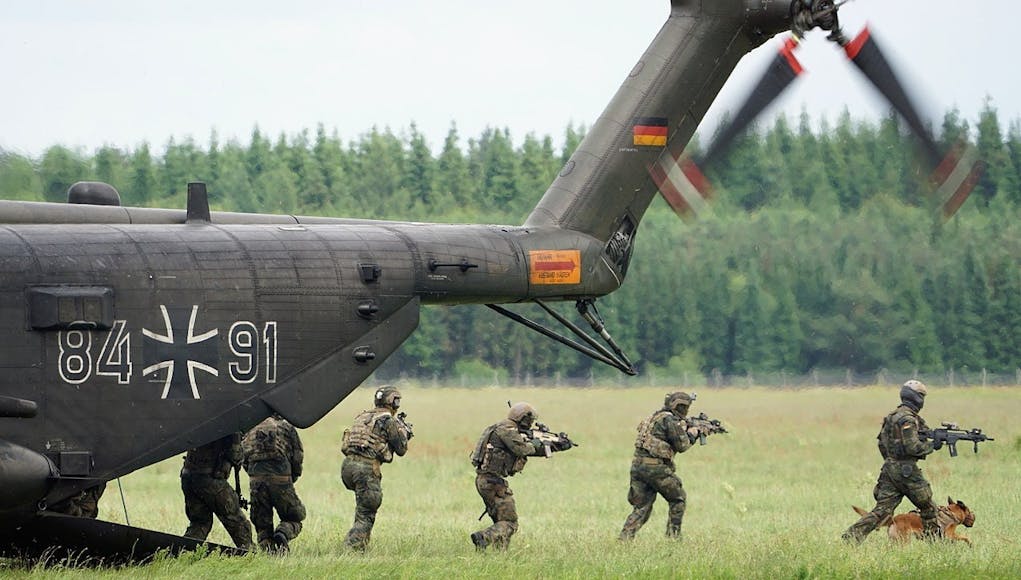 1280px-2017-06-10_152517_Tag_der_Bundeswehr_CH-53
