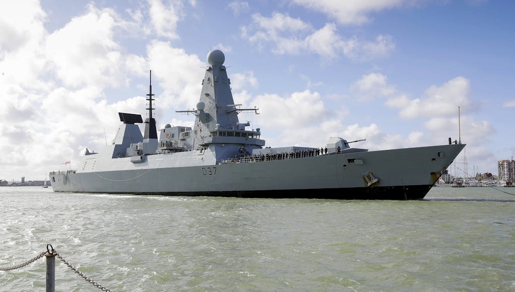 HMS DUNCAN HOME COMING INTO PORTSMOUTH