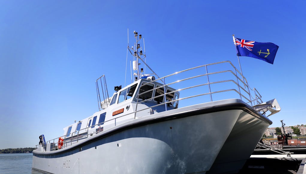 HMS Magpie enters HMNB Devonport