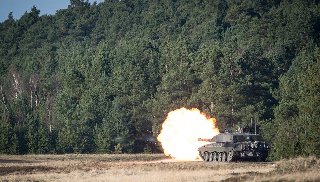 CHALLENGER 2 MBT LIVE FIRING